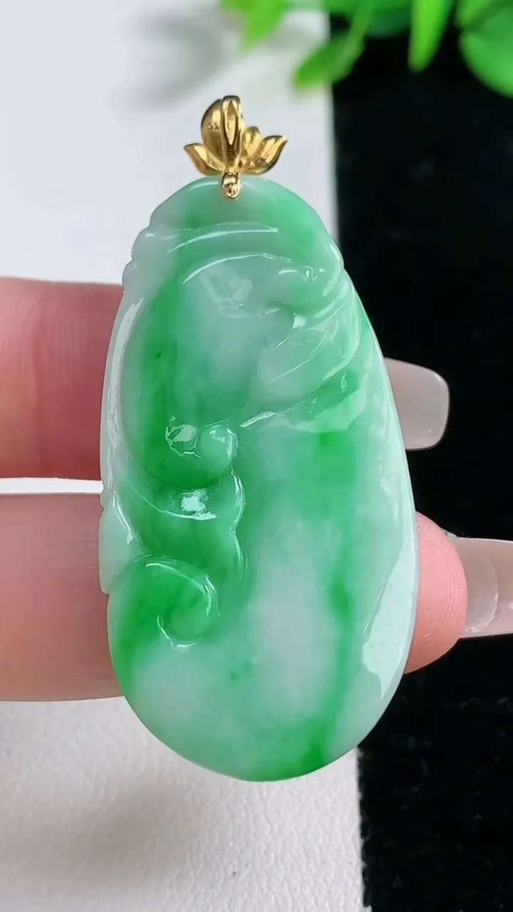 天然A货翡翠如意吊坠，尺寸42.8-21.5-5.2，重量:9.29g
12月31日