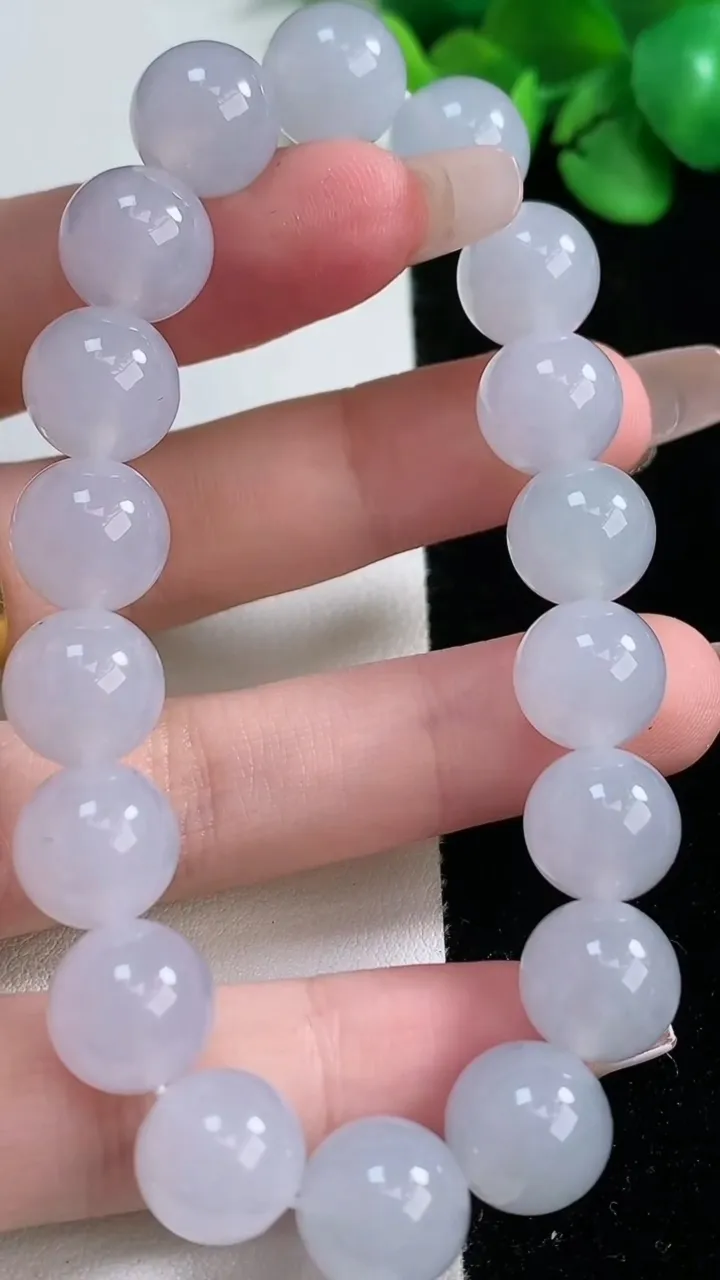 天然A货翡翠种白冰圆珠手串，尺寸11-18颗，重量:42.20g12月31日
工厂直销收藏佳品,种好水足，色泽均匀，有种有色，上手高大气！
