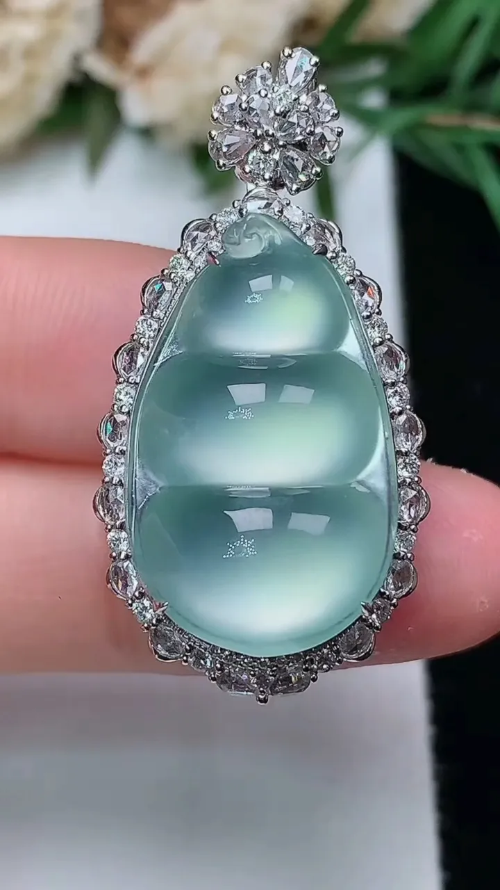 天然A货翡翠白冰福豆吊坠，尺寸35.4-17.4-12，裸石23.2-14.4，重量:6.97g
1