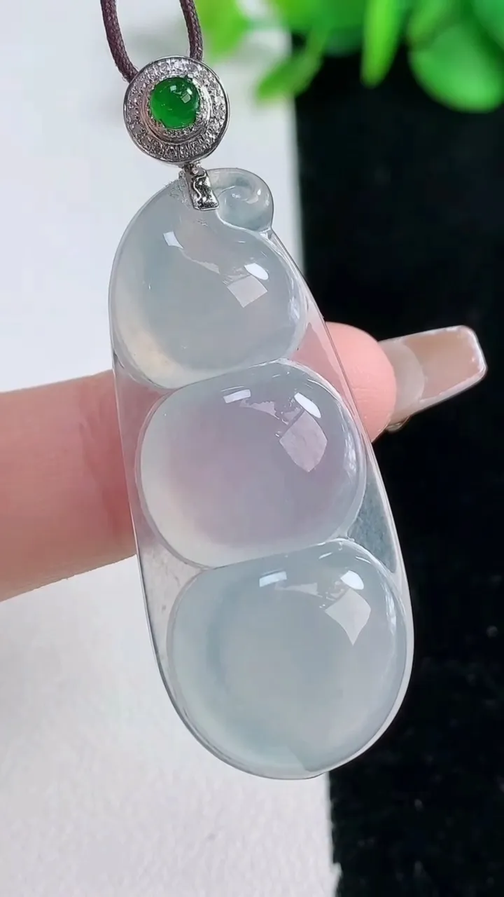 天然A货翡翠种白冰福豆吊坠，尺寸40.5-17.8-5.8，重量:7.74g
12月31日