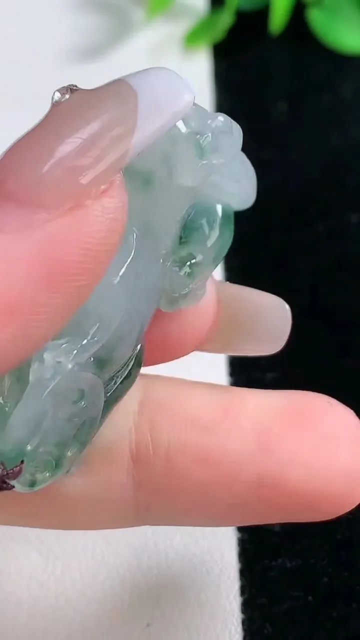 天然A货翡翠冰种飘花貔貅吊坠，尺寸39.7-17.8-12.8，重量:19.80g
12月31日