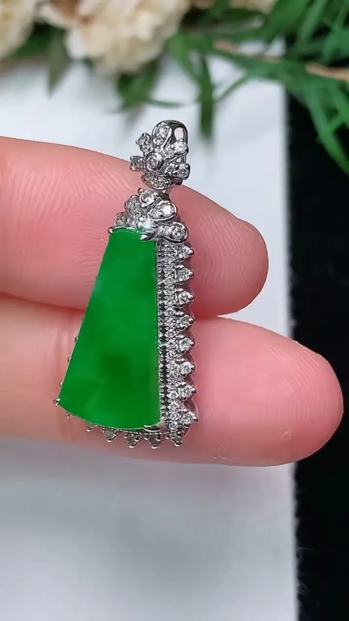 天然A货翡翠无事牌吊坠，尺寸27-12.6-7.6，裸石15.5-8，重量:2.62g
12月31日