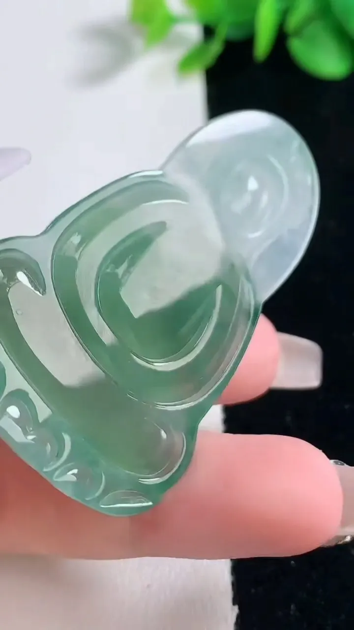 天然A货翡翠观音菩萨吊坠，尺寸54.3-34-5.6，重量:18.46g
12月31日