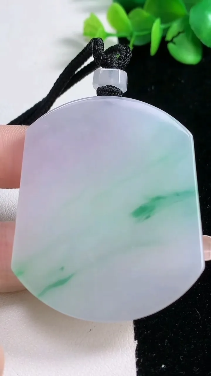 天然A货翡翠无事牌吊坠，尺寸54-45-6.2，重量:46.34g
12月31日