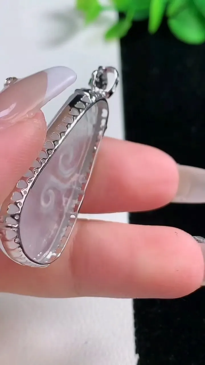 天然A货翡翠种白冰如意吊坠，尺寸34.3-19.8-6.5，重量:5.60g
12月31日