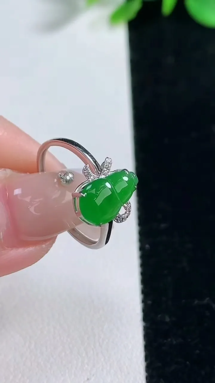 天然A货翡翠葫芦戒指，尺寸17.2-10.6-6.4-3.7，重量:1.30g2025年12月31日
工厂直销收藏佳品,种好水足，色泽均匀，有种有色，上手高大气！