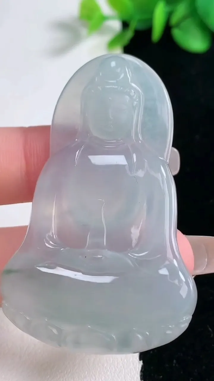 天然A货翡翠种飘花素衣观音菩萨吊坠，尺寸57-36.3-5.5，重量:20.83g
12月31日