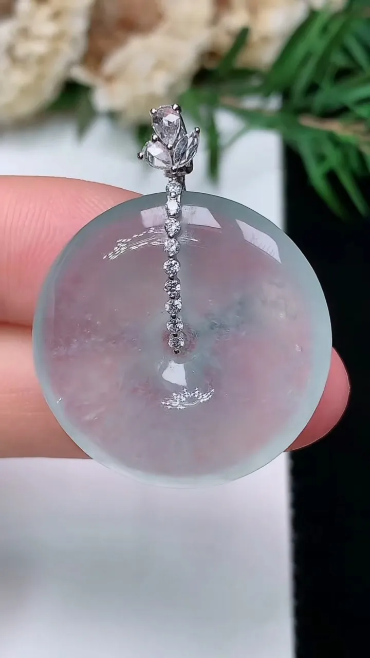 天然A货翡翠白冰平安扣吊坠，尺寸25.3-5.4，重量:7.49g
12月31日