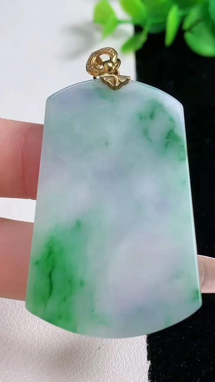 天然A货翡翠18K金春带彩紫罗兰无事牌吊坠，尺寸48.8-32-2.8，重量:13.15g
12月3