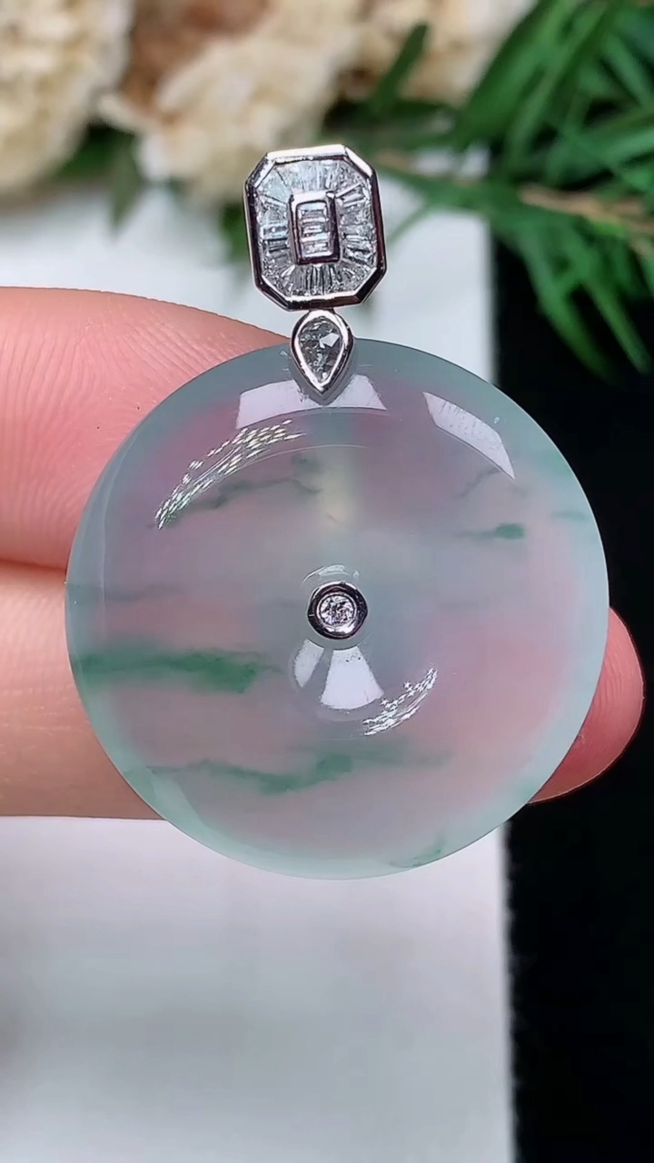 天然A货翡翠飘花平安扣吊坠，尺寸24.7-5.6，重量:7.86g
12月31日