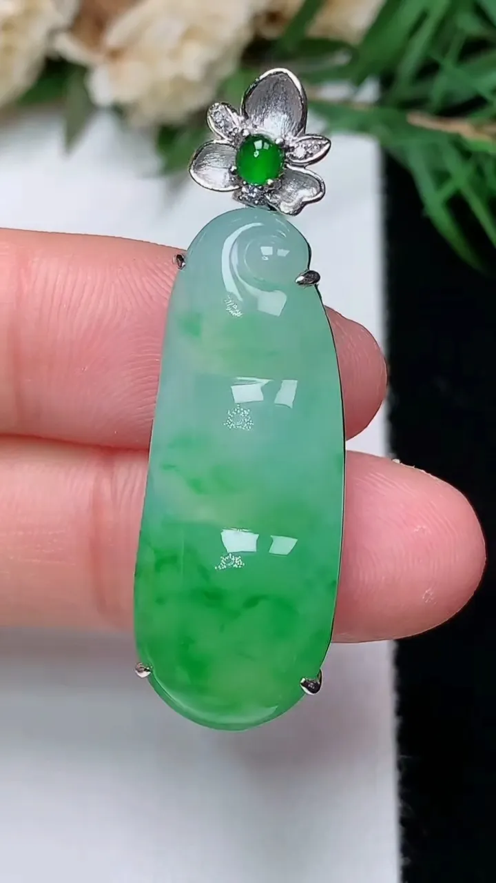 天然A货翡翠福豆吊坠，尺寸30.8-12.5-7.8，重量:5.55g
12月31日