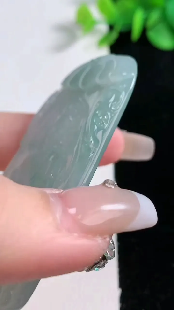 天然A货翡翠冰种飘花大势至菩萨吊坠，尺寸64.8-40-5.4，重量:32.18g
12月31日