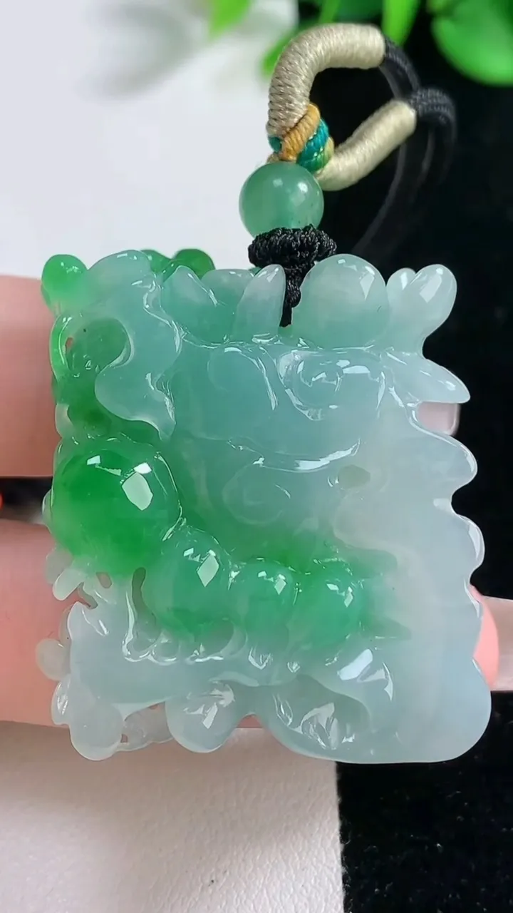 天然A货翡翠花开富贵吊坠，尺寸38.5-29.3-17.3，重量:27.78g
12月31日