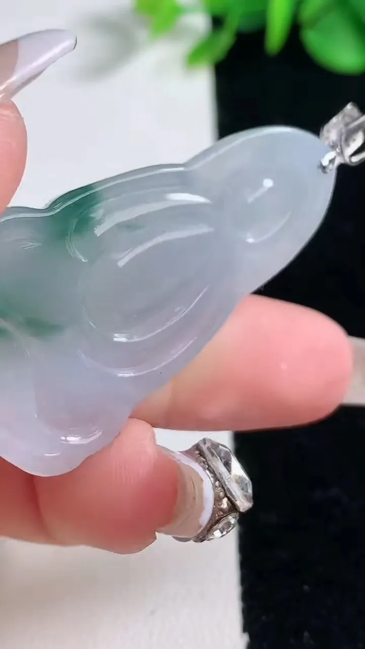 天然A货翡翠种飘花观音菩萨吊坠，尺寸43.6-26.4-6.1，重量:12.64g
12月31日