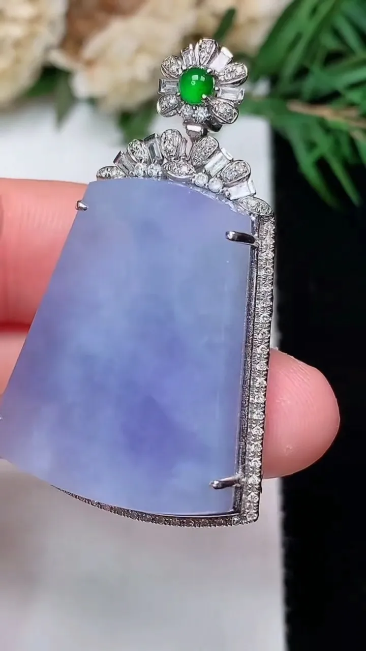 天然A货翡翠k金紫罗兰无事牌吊坠，尺寸41.8-25.7-8.5，裸石27.5-21，重量:9.81g
12月31日