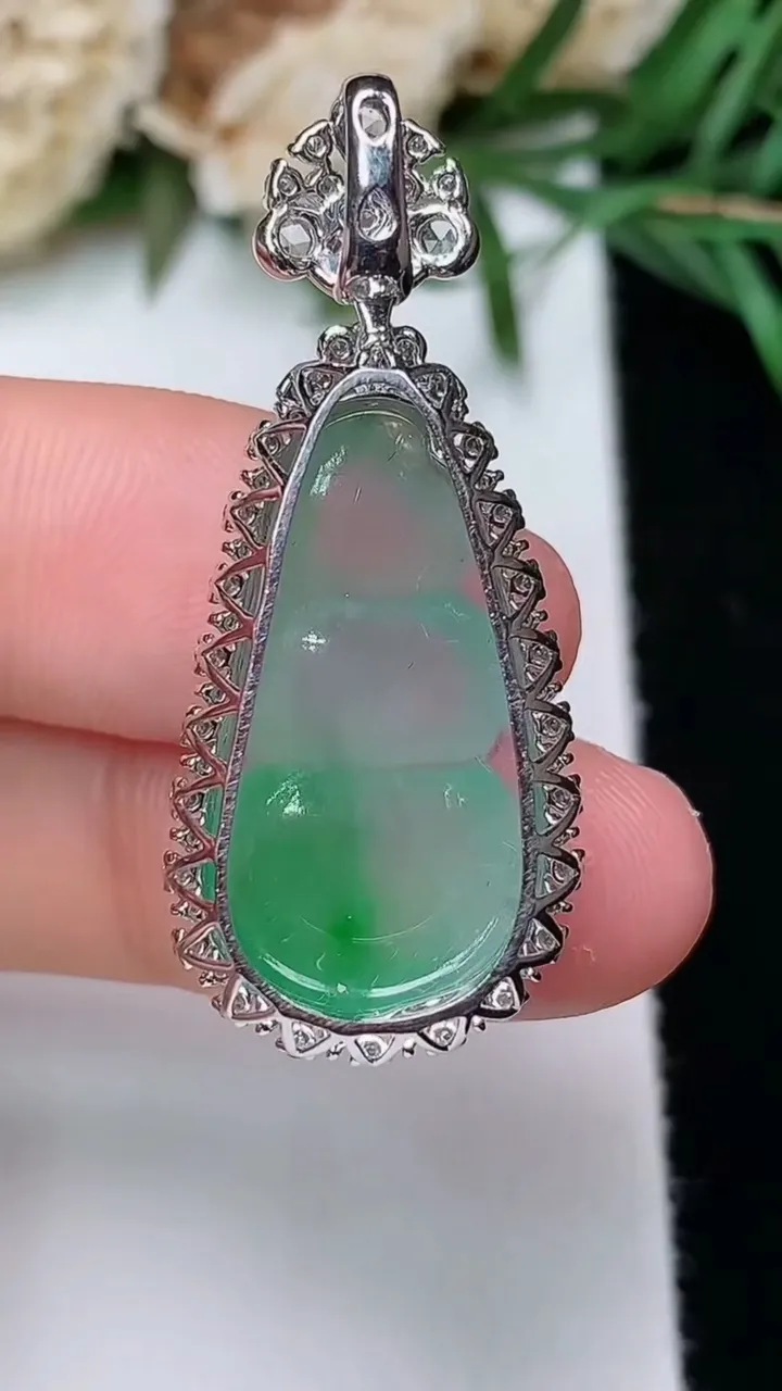 天然A货翡翠福豆吊坠，尺寸35.6-15.3-10，裸石22.5-12.3，重量:4.05g
12月31日