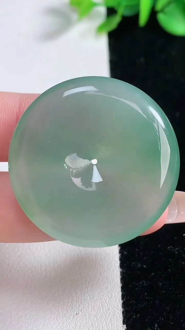 天然A货翡翠平安扣吊坠，尺寸35.6-6.2，重量:16.97g
12月31日