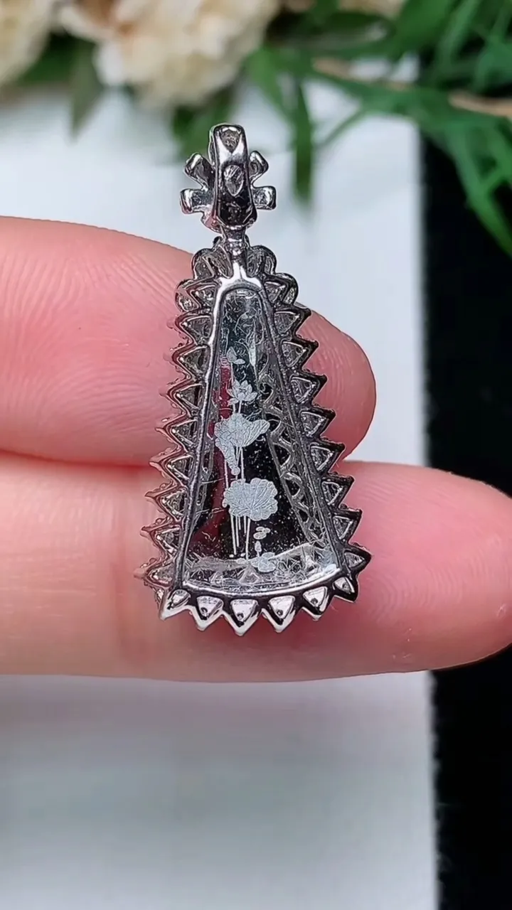 天然A货翡翠无事牌吊坠，尺寸27-12.6-7.6，裸石15.5-8，重量:2.62g
12月31日