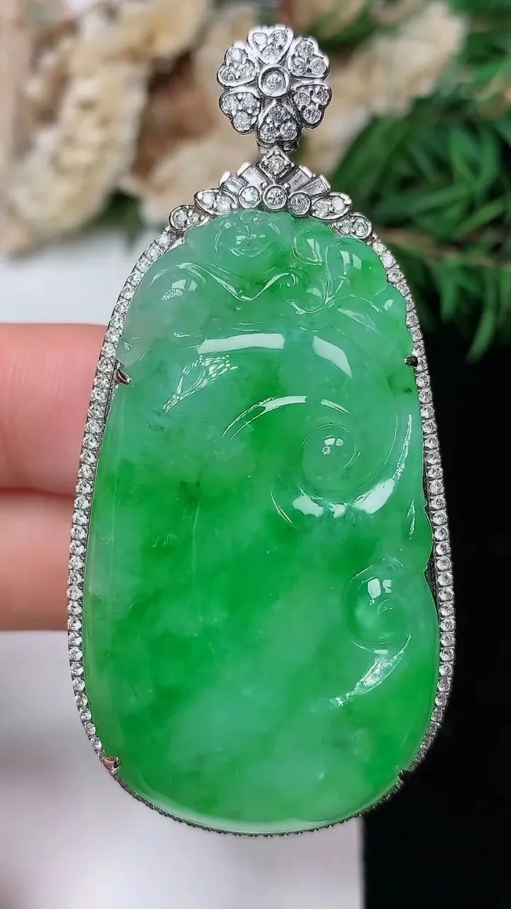 天然A货翡翠如意吊坠，尺寸58.7-28.2-11.2，裸石44.4-25.5，重量:21.81g
