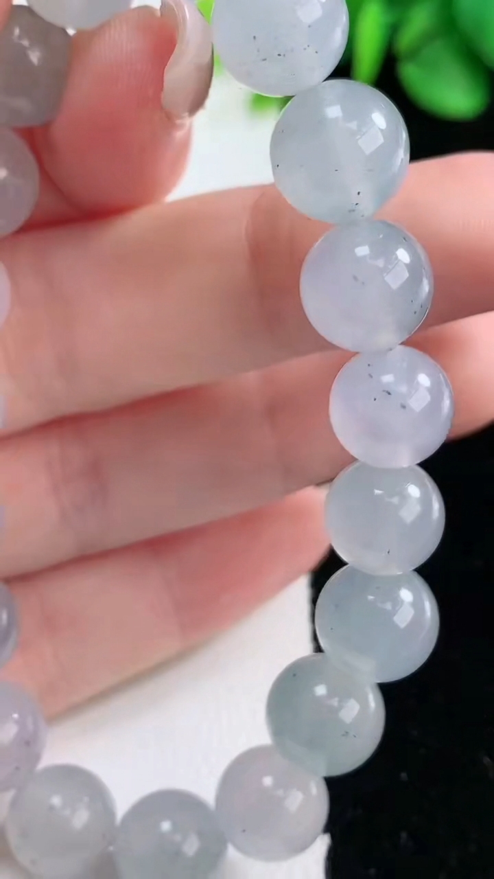 天然A货翡翠种飘花圆珠手串，尺寸10-19颗，重量:30.63g12月31日
工厂直销收藏佳品,种好水足，色泽均匀，有种有色，上手高大气！