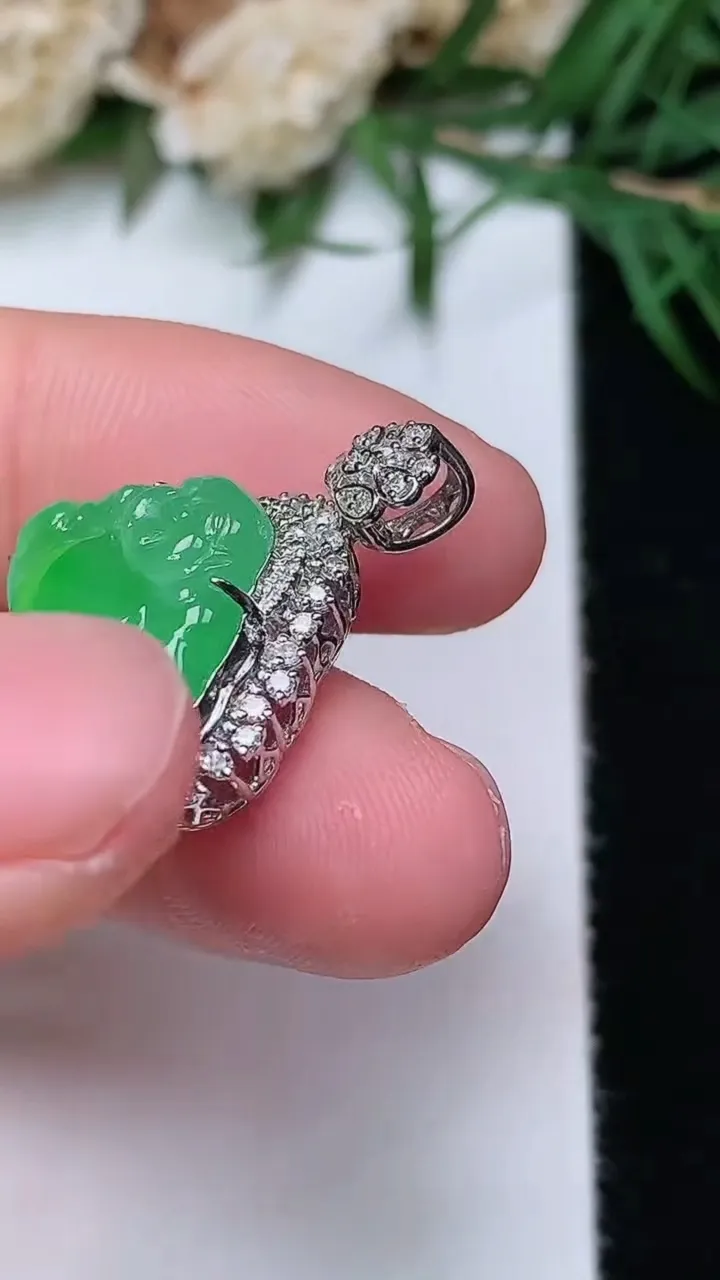 天然A货翡翠佛公吊坠，尺寸21.9-18.2-9.6，裸石11.8-15
12月31日