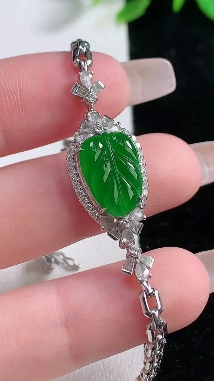 天然A货翡翠金枝玉叶 叶子手链，尺寸13-9-6.8，重量:9.15g
12月31日