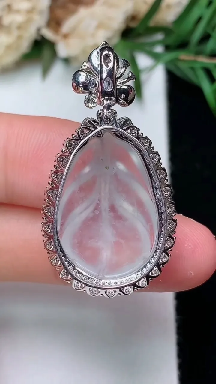 天然A货翡翠白冰金枝玉叶 叶子吊坠，尺寸35-18.6-11，裸石21.3-14.3，重量:4.57g
12月31日