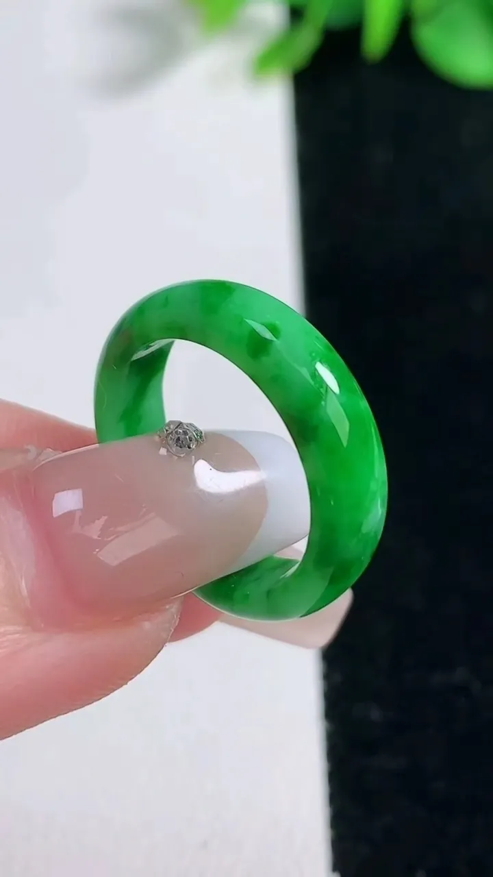 天然A货翡翠指环戒指，尺寸16.6-5-2.5，重量:2.58g2025年12月31日
工厂直销收藏佳品,种好水足，色泽均匀，有种有色，上手高大气！