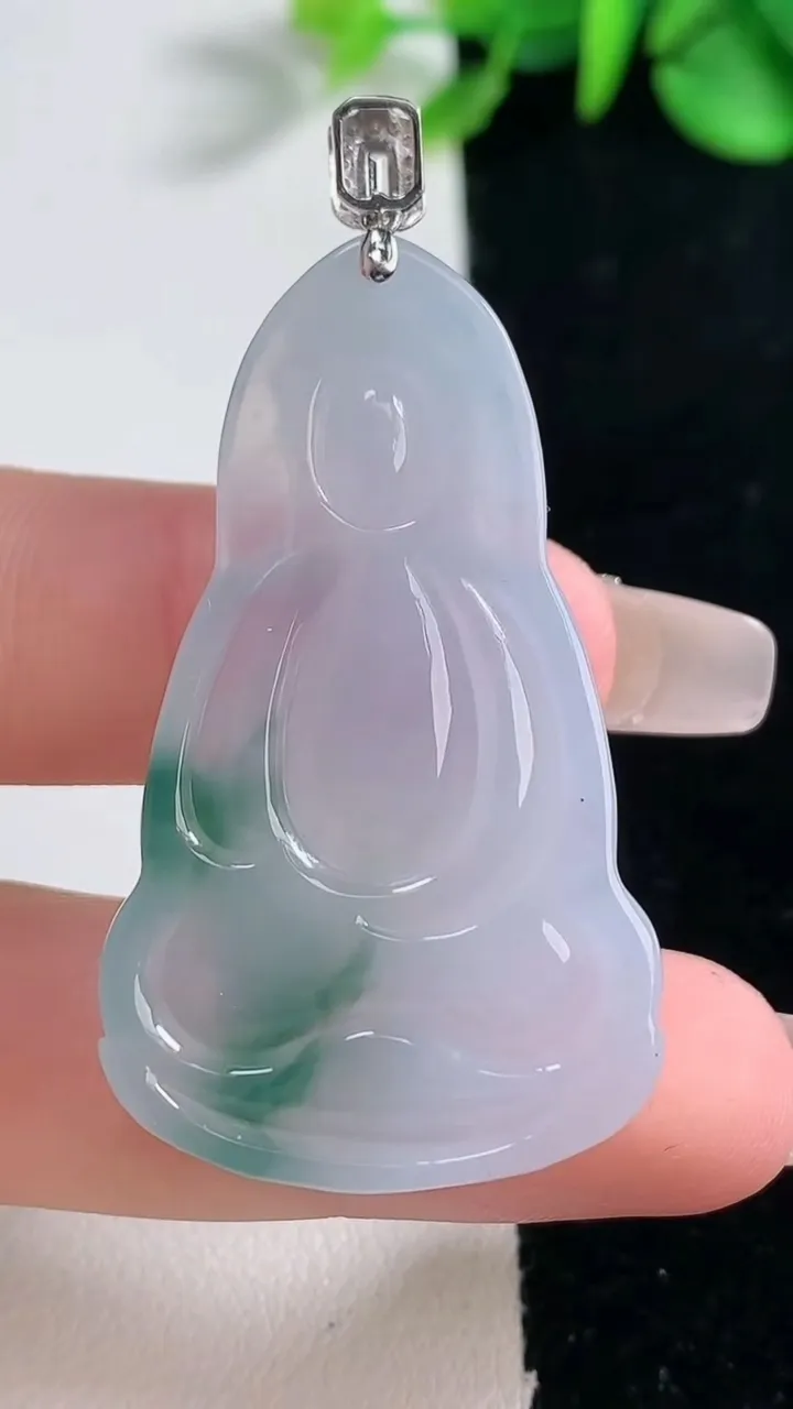 天然A货翡翠种飘花观音菩萨吊坠，尺寸43.6-26.4-6.1，重量:12.64g
12月31日