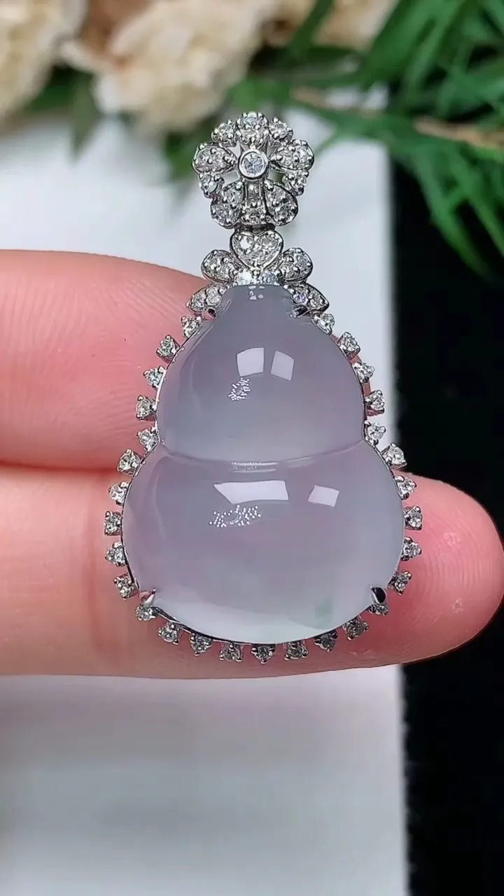 天然A货翡翠白冰葫芦吊坠，尺寸31.3-18-12.2，裸石19.5-15.2，重量:5.19g
1