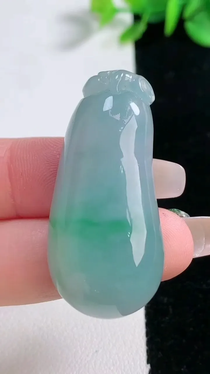 天然A货翡翠福瓜吊坠，尺寸41.6-20-10，重量:15.29g
12月31日