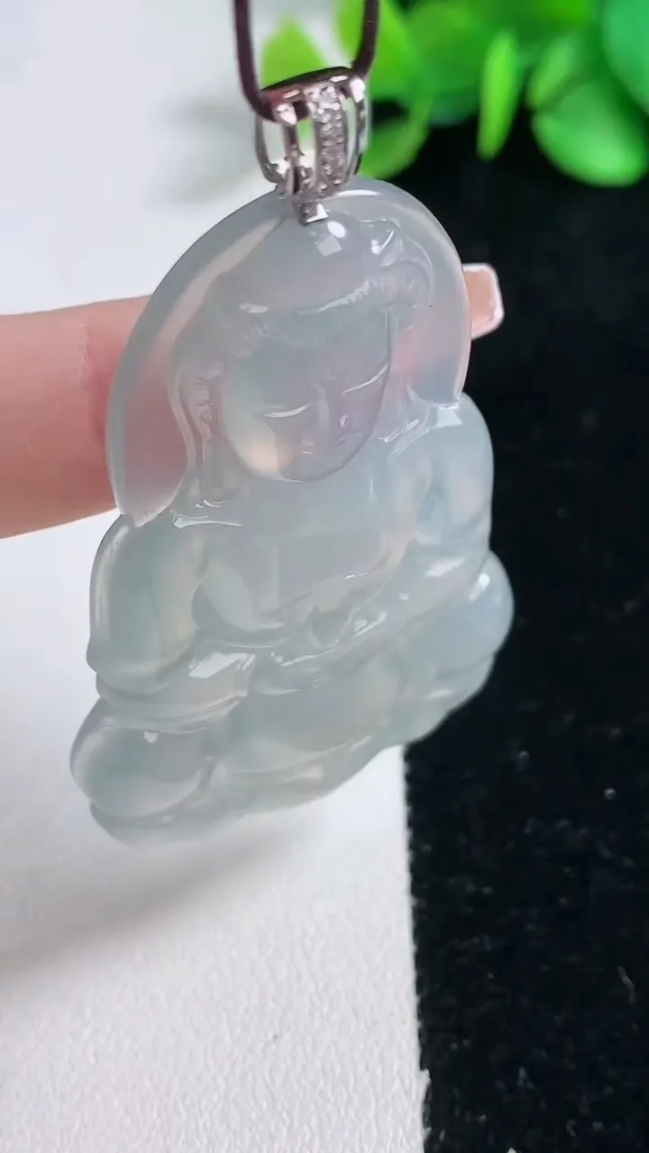 天然A货翡翠种白冰观音菩萨吊坠，尺寸56.5-35.4-5.4，重量:18.65g
12月31日