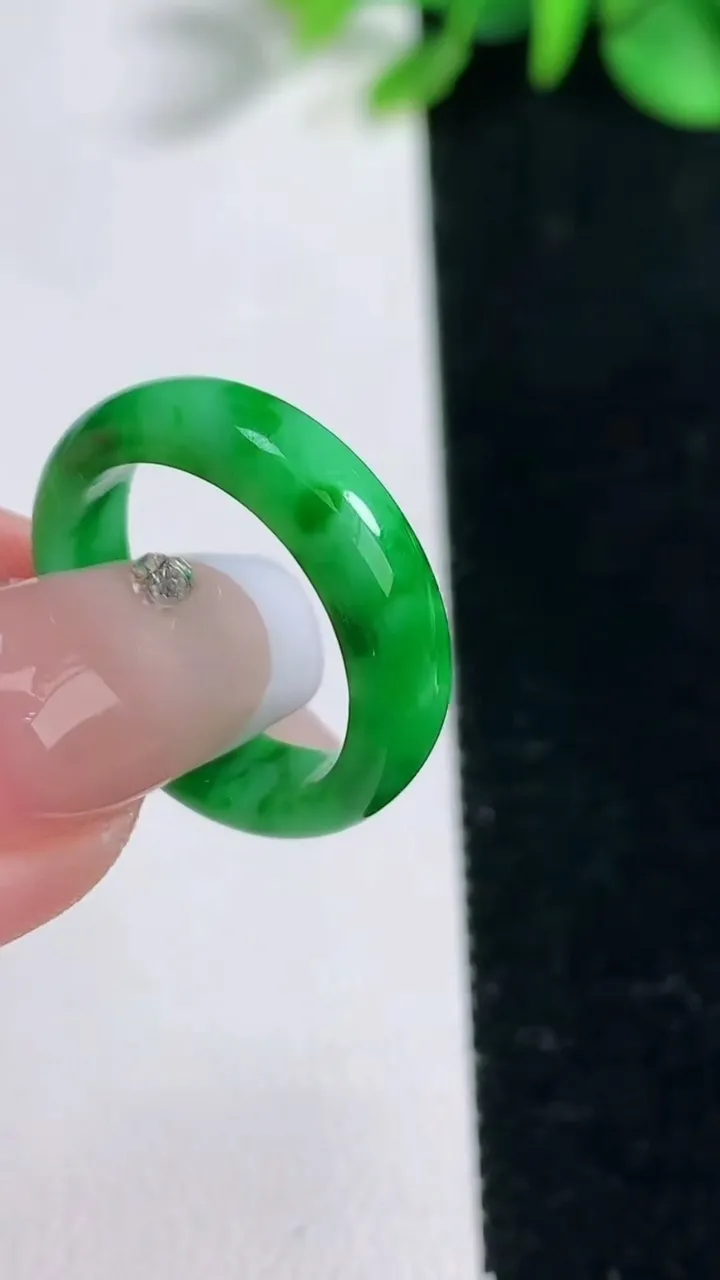 天然A货翡翠指环戒指，尺寸16.6-5-2.5，重量:2.58g2025年12月31日
工厂直销收藏佳品,种好水足，色泽均匀，有种有色，上手高大气！