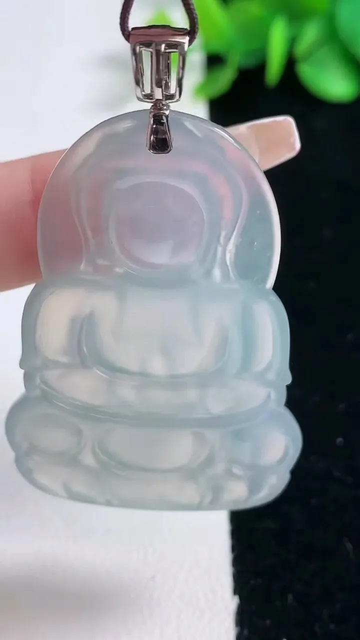 天然A货翡翠种白冰观音菩萨吊坠，尺寸56.5-35.4-5.4，重量:18.65g
12月31日