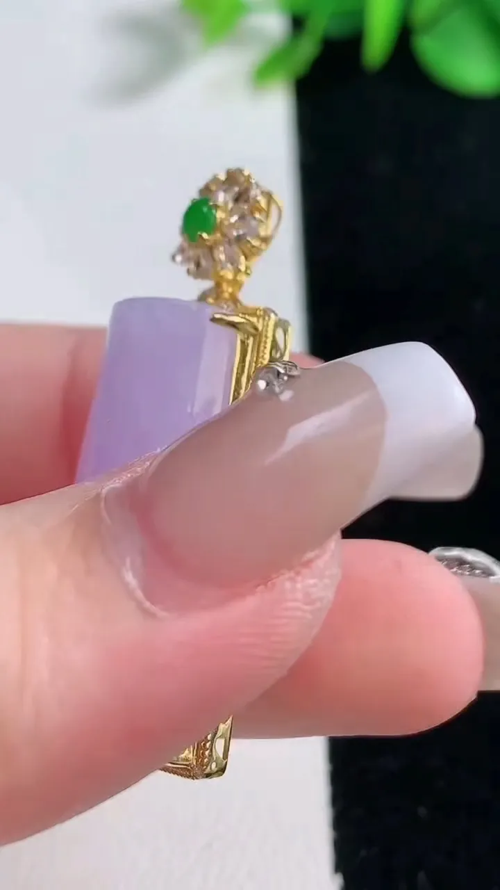 天然A货翡翠18K金紫罗兰无事牌吊坠，尺寸40.8-16-8.8，裸石29.2-14.8重量:7.86g
12月31日