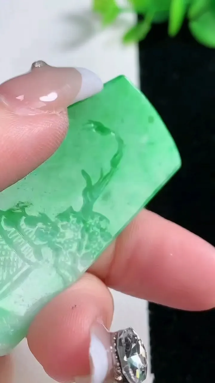 天然A货翡翠山水牌吊坠，尺寸50-30.3-4.8，重量:19.20g
12月31日