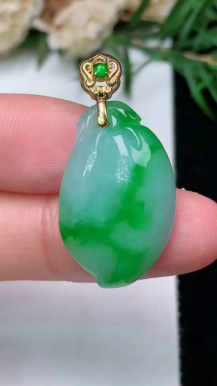 天然A货翡翠寿桃吊坠，尺寸24.3-15.2-7.5，重量:4.88g
12月31日