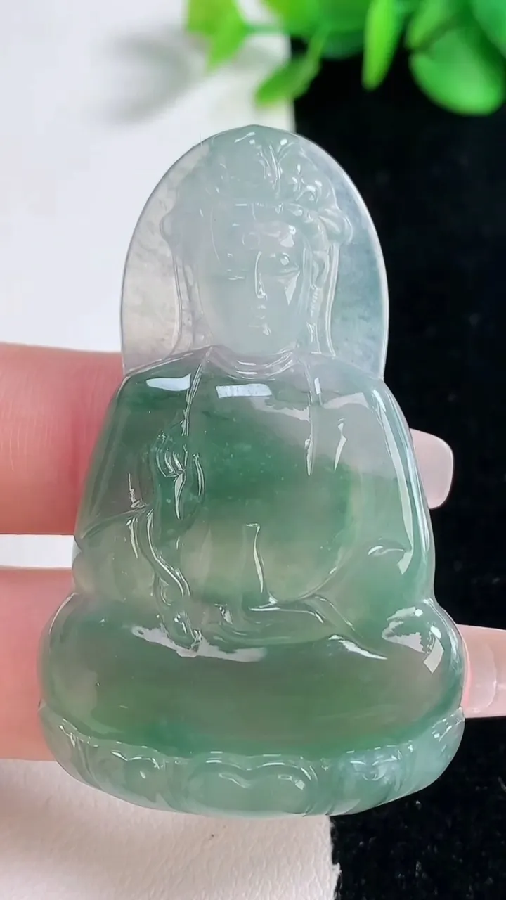 天然A货翡翠观音菩萨吊坠，尺寸54.3-34-5.6，重量:18.46g
12月31日
