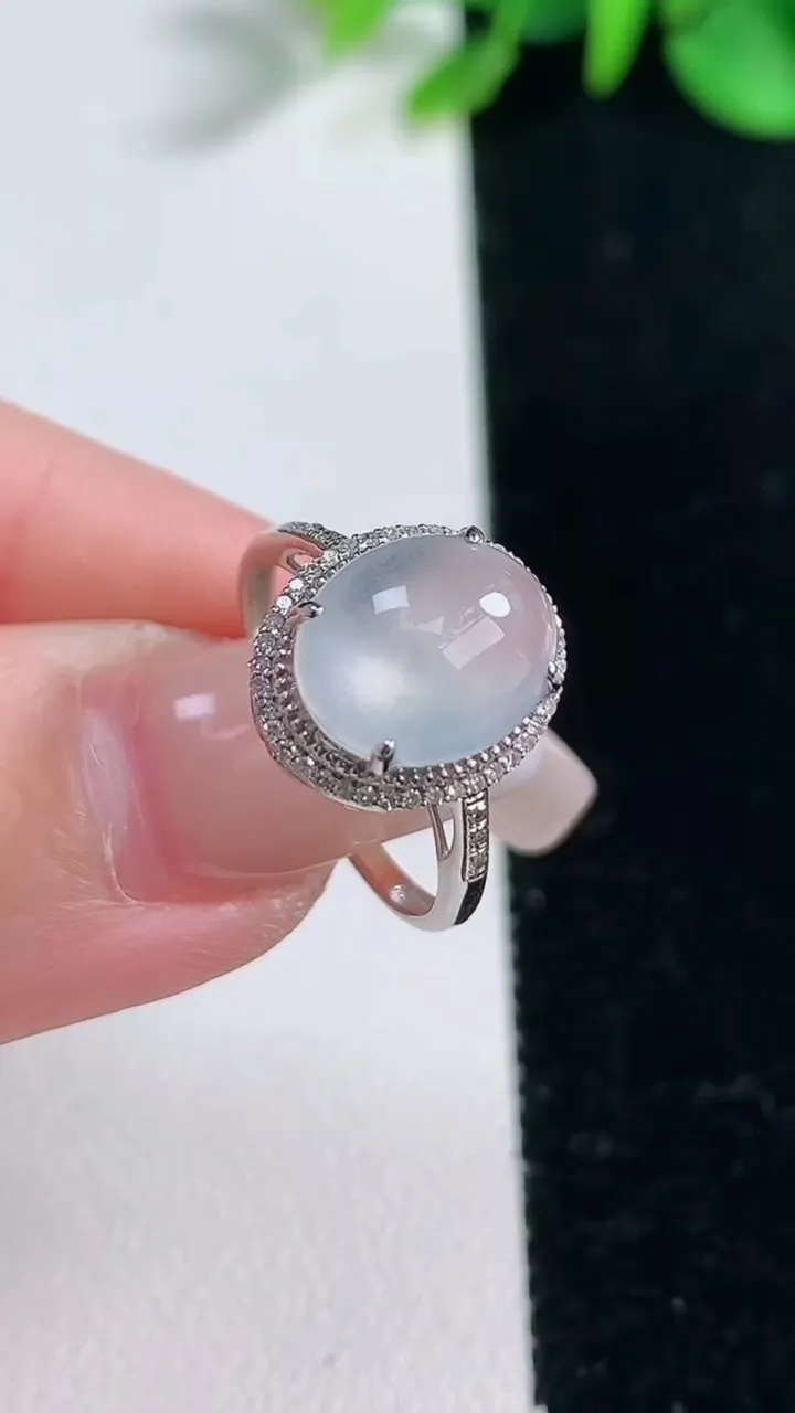 天然A货翡翠种白冰蛋面戒指，尺寸17.2-11-8.4-7.5，重量:2.00g2025年12月31