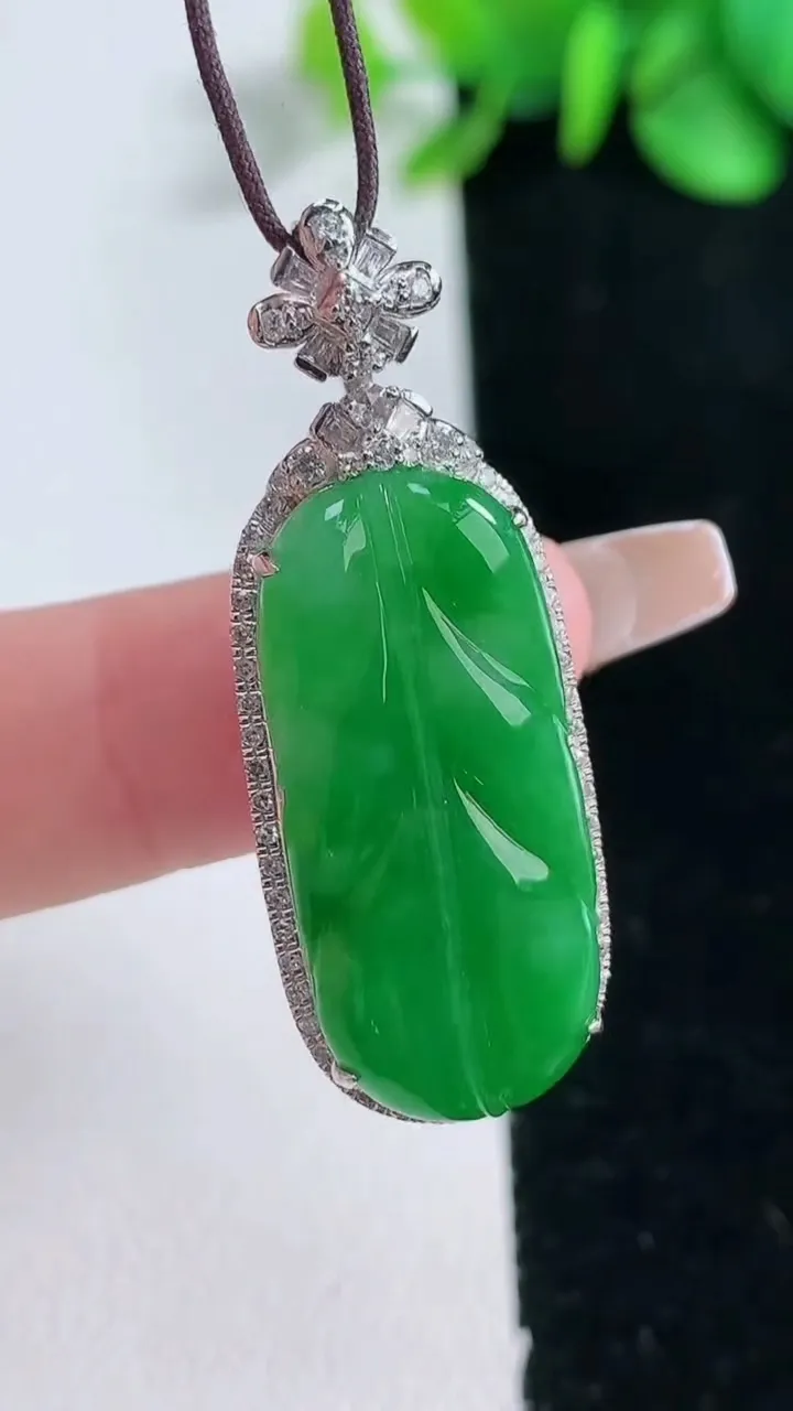 天然A货翡翠金枝玉叶 叶子吊坠，尺寸40-14-7.3，裸石28-12.6重量:5.78g
12月3