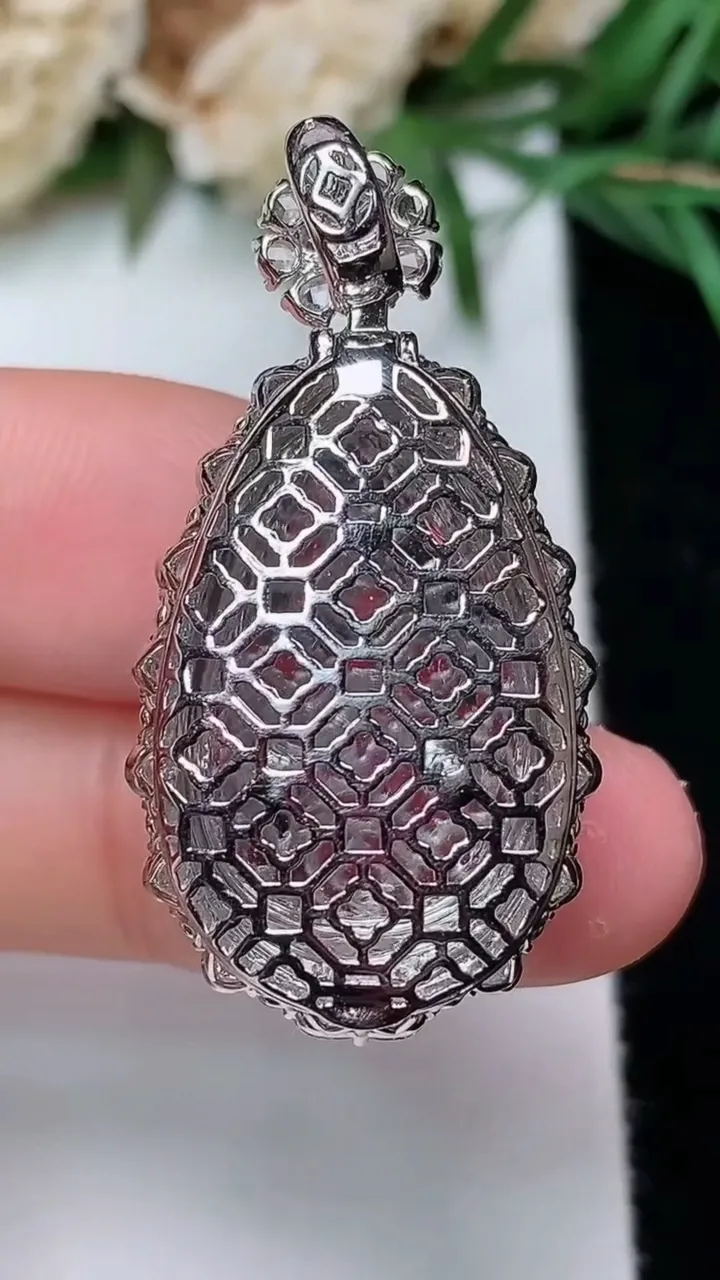 天然A货翡翠白冰福豆吊坠，尺寸35.4-17.4-12，裸石23.2-14.4，重量:6.97g
12月31日