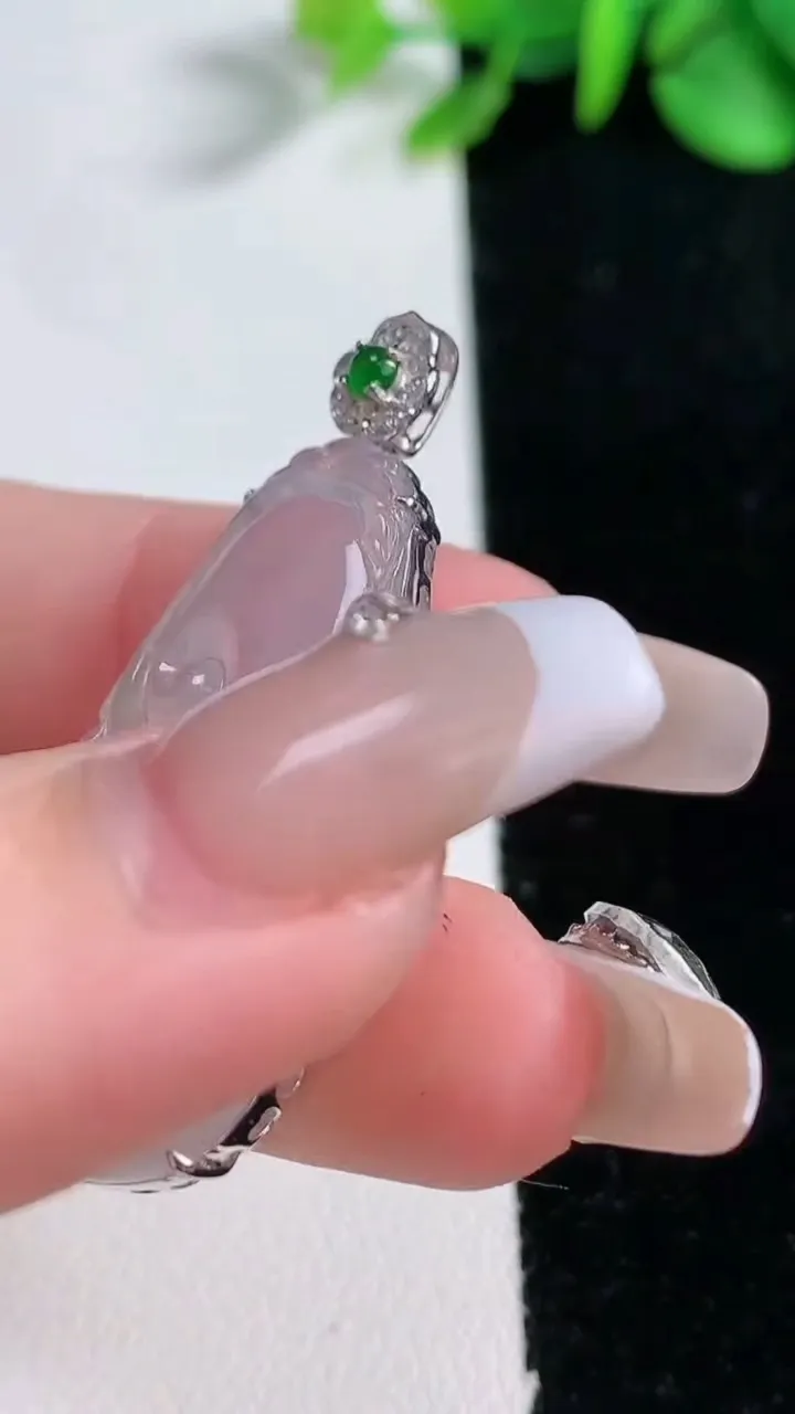 天然A货翡翠种白冰如意吊坠，尺寸34.3-19.8-6.5，重量:5.60g
12月31日