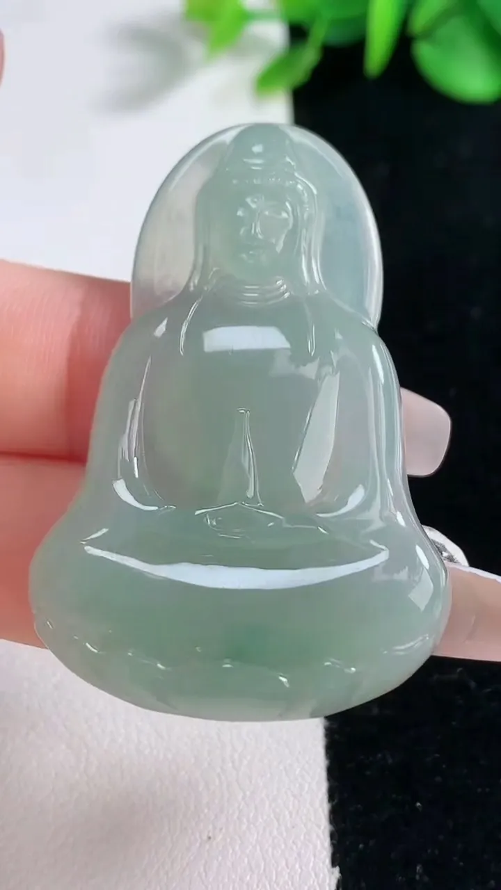 天然A货翡翠素衣观音菩萨吊坠，尺寸48.4-32-5.3，重量:13.54g
12月31日