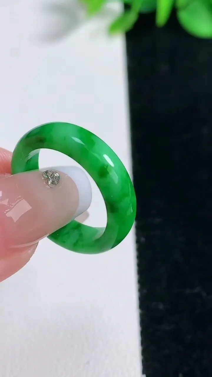 天然A货翡翠指环戒指，尺寸16.6-5-2.5，重量:2.58g2025年12月31日
工厂直销收藏佳品,种好水足，色泽均匀，有种有色，上手高大气！