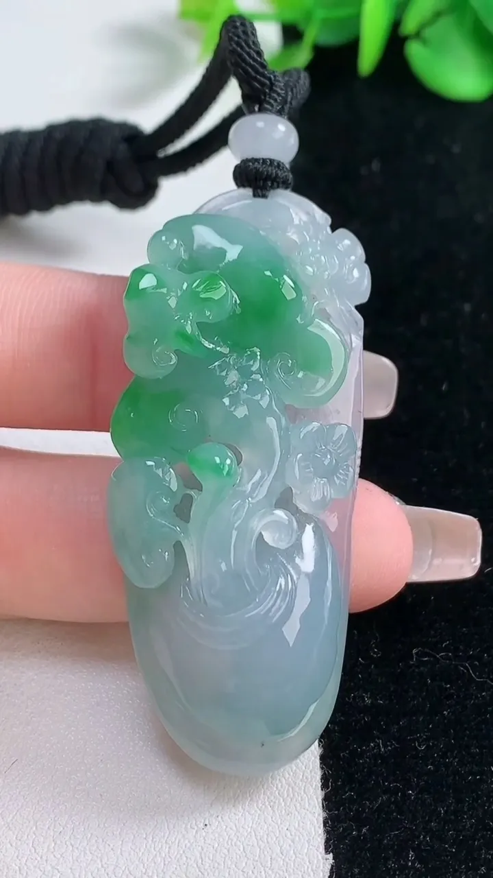 天然A货翡翠梅花吊坠，尺寸54-21.6-12.2，重量:26.65g
12月31日