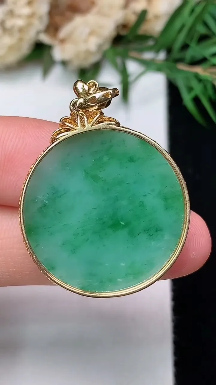 天然A货翡翠无事牌吊坠，尺寸33.8-24.5-5.3，裸石23.8，重量:5.73g
12月31日