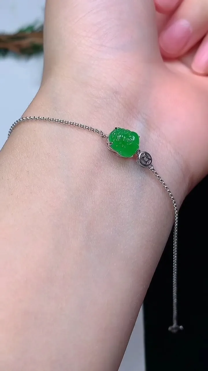 天然A货翡翠貔貅手链，尺寸7.8-6.5-5.7，重量:1.48g
12月31日