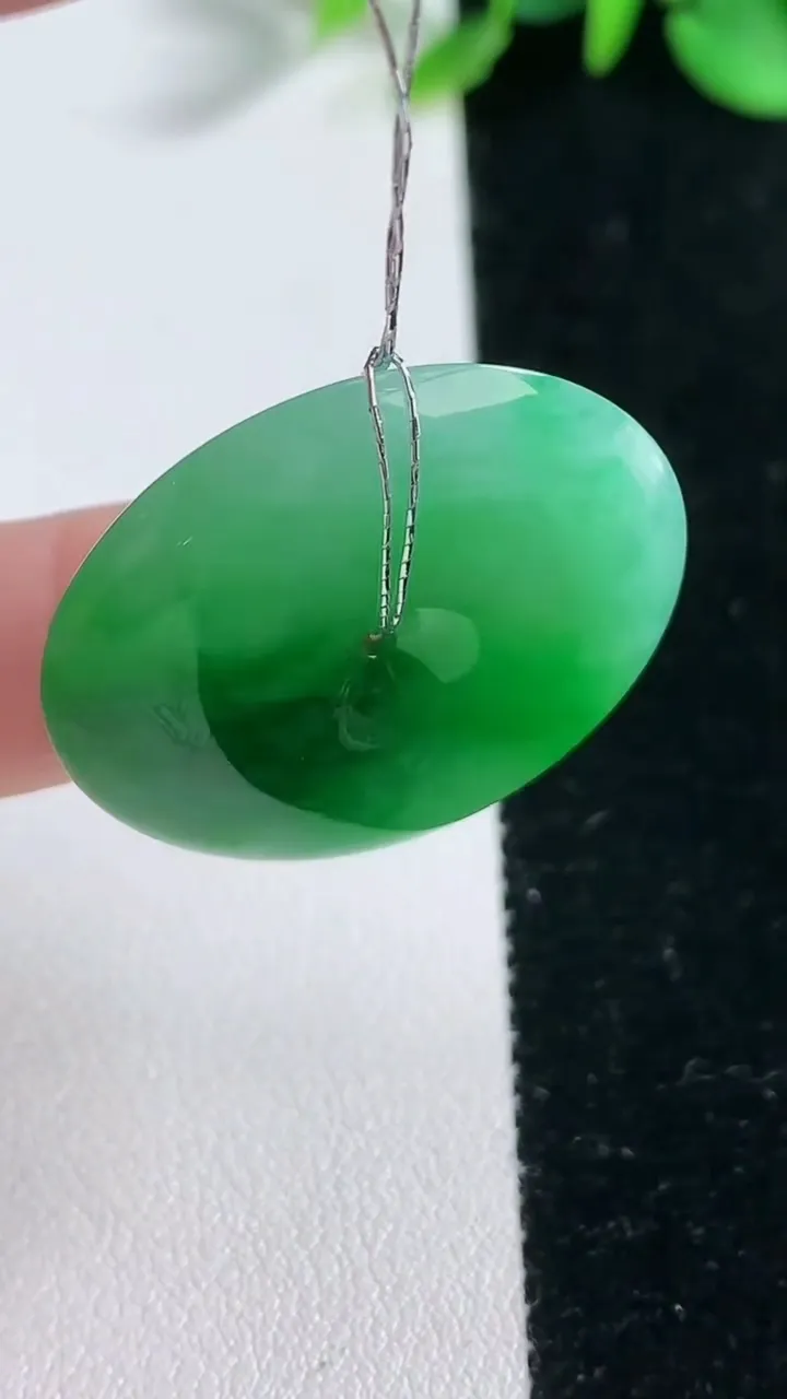 天然A货翡翠平安扣吊坠，尺寸30.5-7.7，重量:11.31g
12月31日