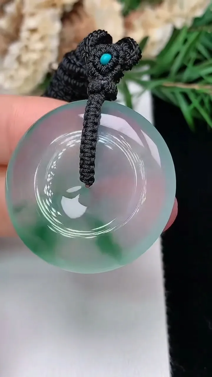 天然A货翡翠平安扣吊坠，尺寸31-5.9，重量:15.30g
12月31日