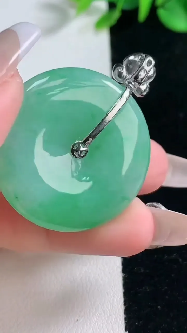 天然A货翡翠平安扣吊坠，尺寸32.8-5.9，重量:15.63g
12月31日